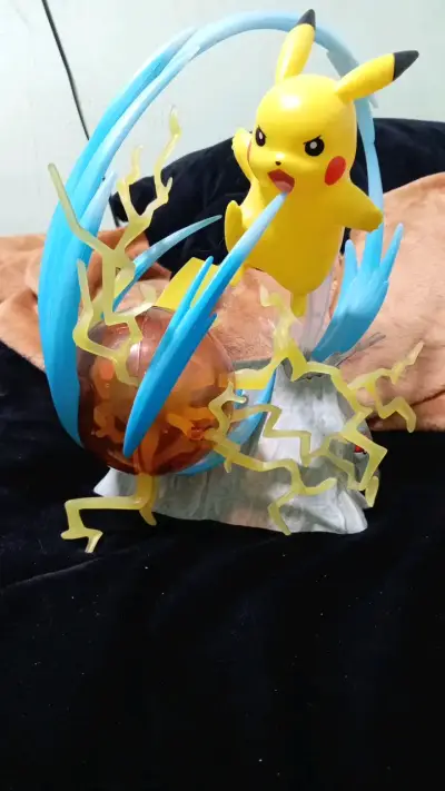 Figura de Pikachu con efectos de luz - miniatura 1