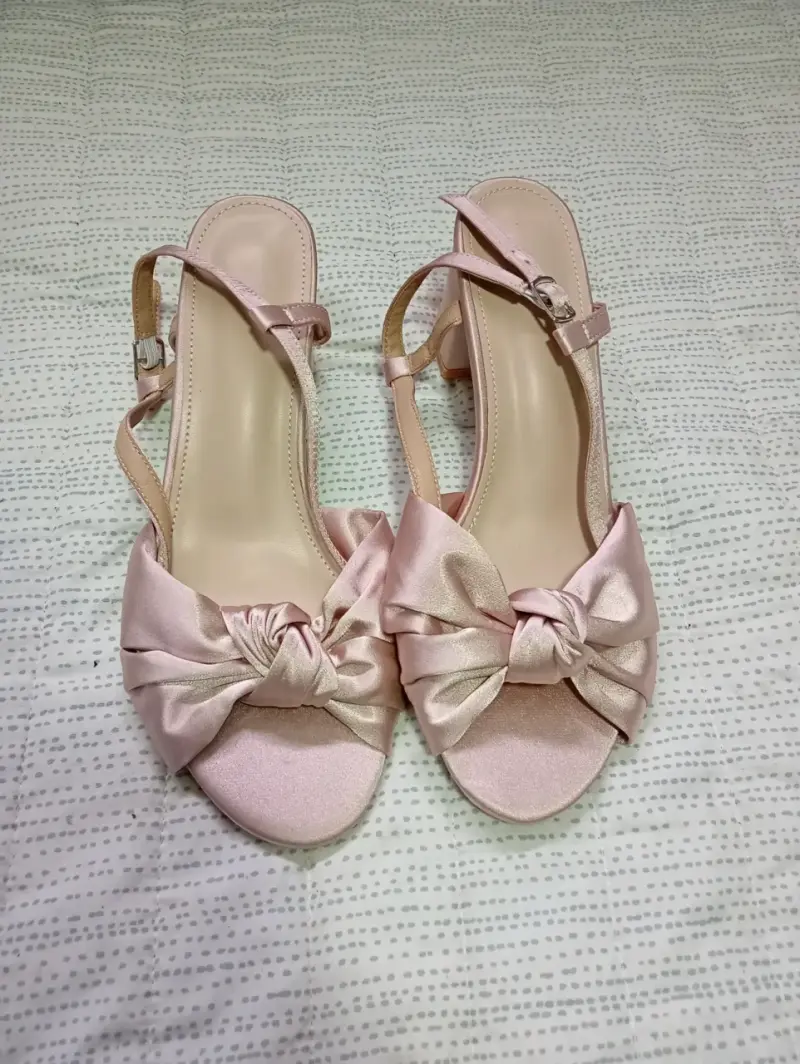 Sandalias rosadas con lazo elegante - 1