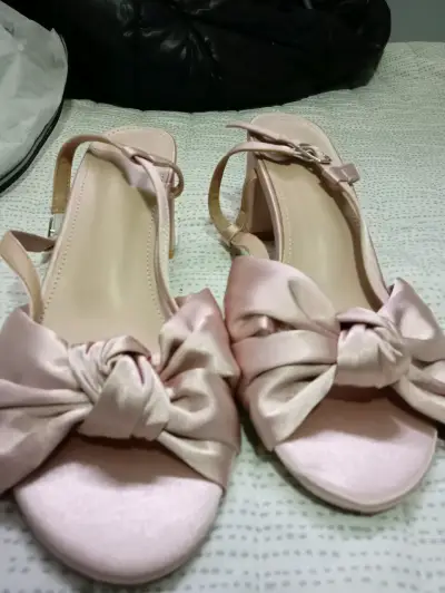 Sandalias rosadas con lazo elegante - miniatura 2