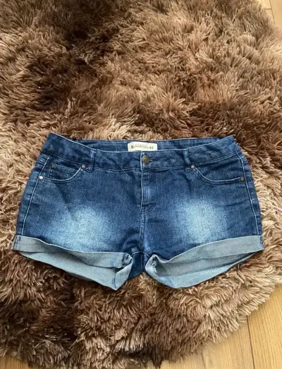 Short de mezclilla azul oscuro para mujer - miniatura 1