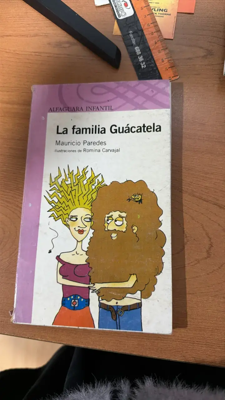 Libro La Familia Guácatela de Mauricio Paredes - 1