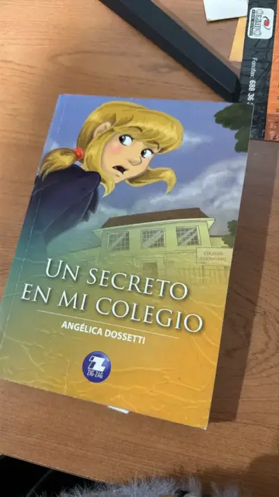 Un Secreto en Mi Colegio' de Angélica Dosset - miniatura 1