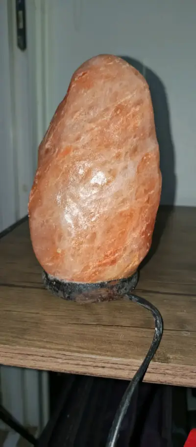 Lámpara de sal del Himalaya con base de madera - miniatura 1