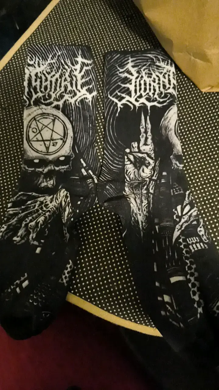 Calcetines negros con diseño de calavera