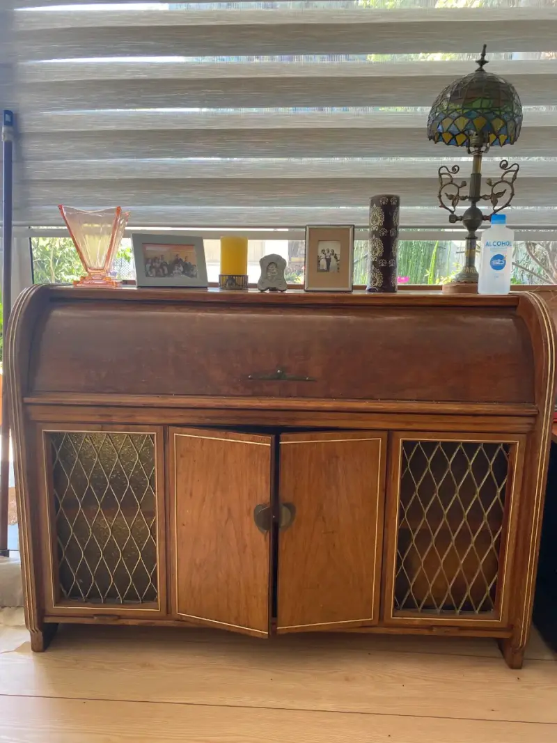Mueble antiguo de madera con puertas de vidrio - 1