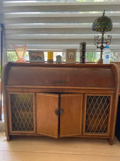 Mueble antiguo de madera con puertas de vidrio - miniatura 1