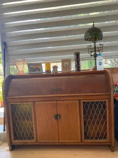 Mueble antiguo de madera con puertas de vidrio - miniatura 2