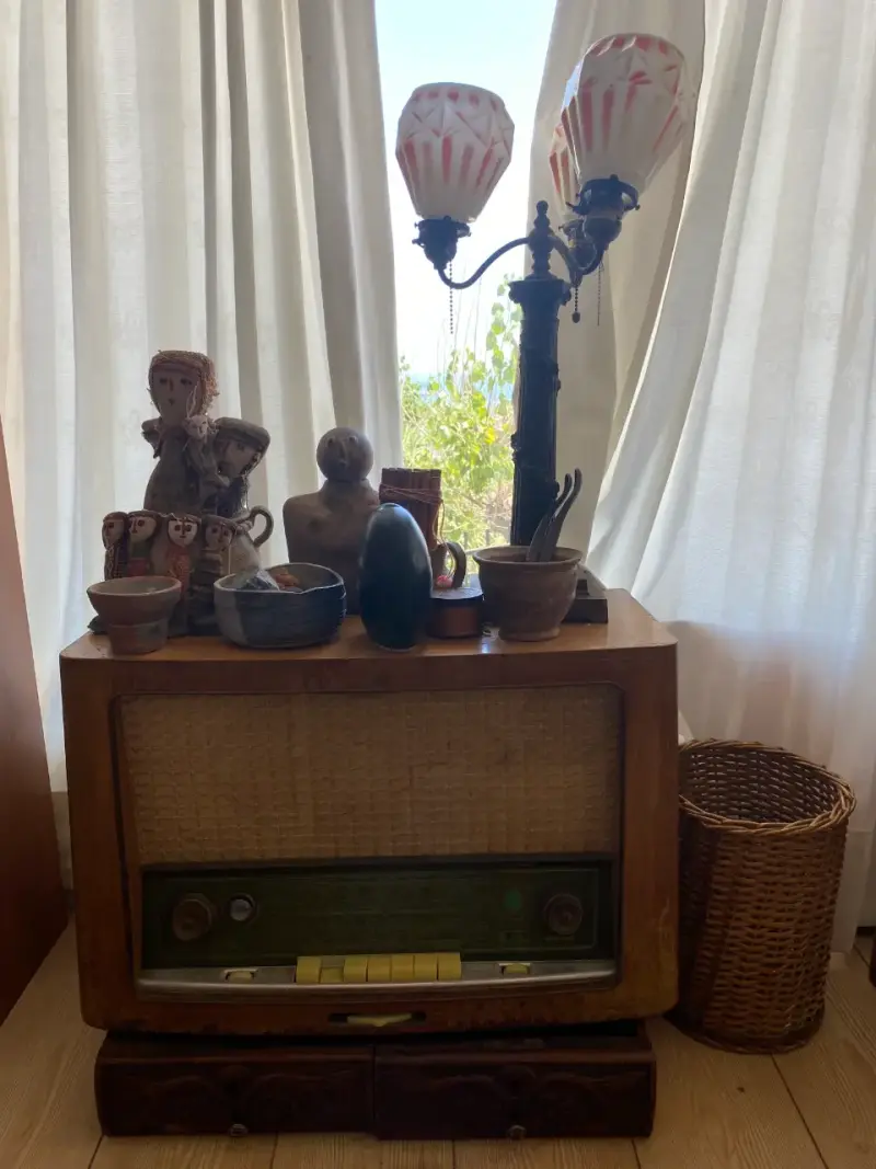 Radio antigua de madera con detalles decorativos