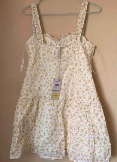 Vestido corto floral con tirantes - miniatura 2