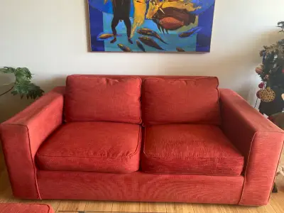 Living con dos puf y  Sofá rojo de dos plazas - miniatura 1