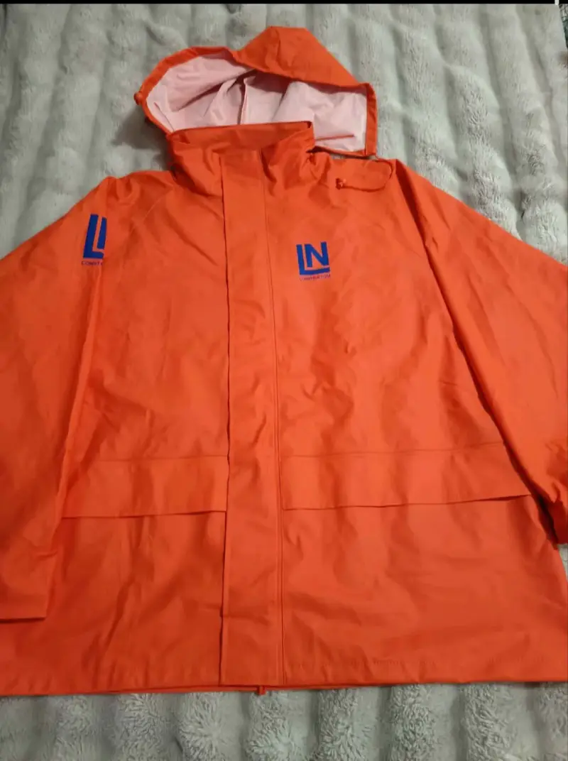 Traje impermeable naranja con capucha - 2