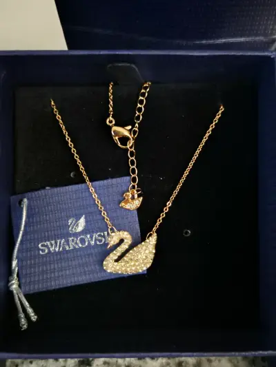 Collar Swarovski con colgante de cisne dorado - miniatura 1