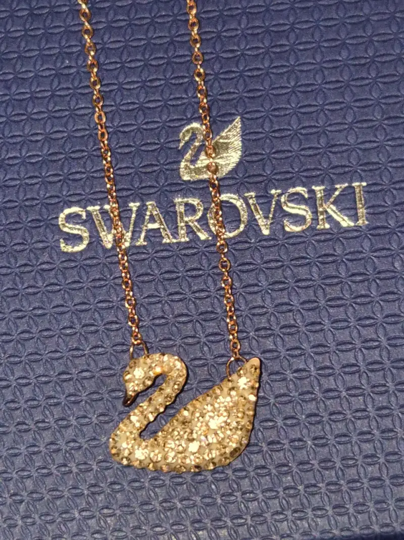 Collar Swarovski con colgante de cisne dorado - 2