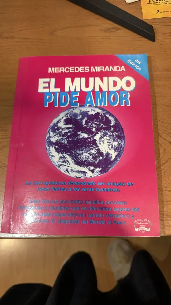 Libro 'El Mundo Pide Amor' de Mercedes Miranda - 1