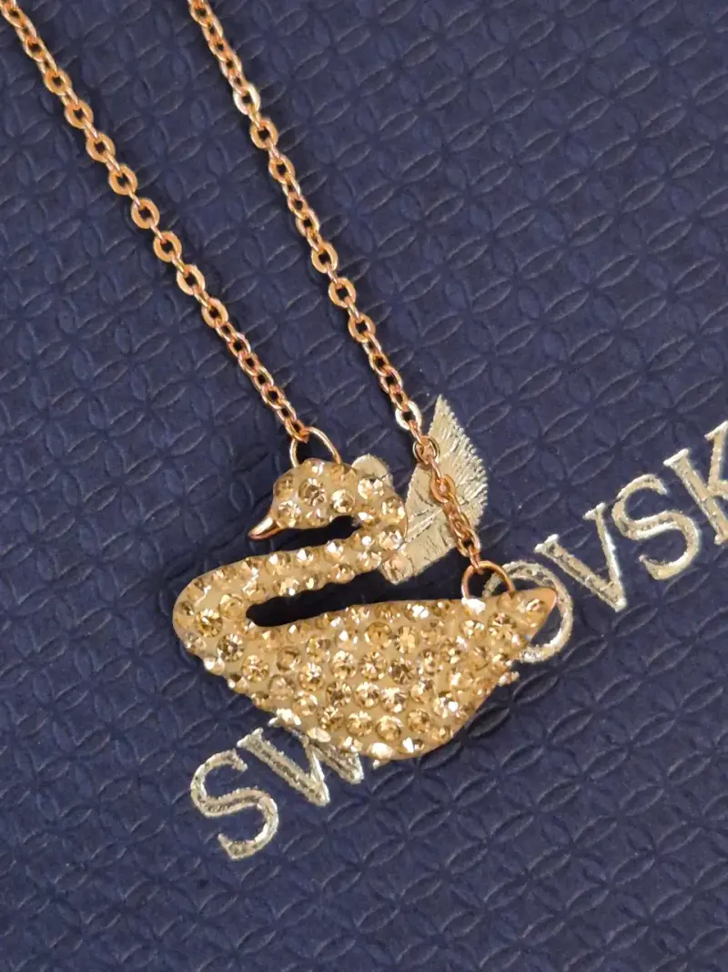 Collar Swarovski con colgante de cisne dorado - 3