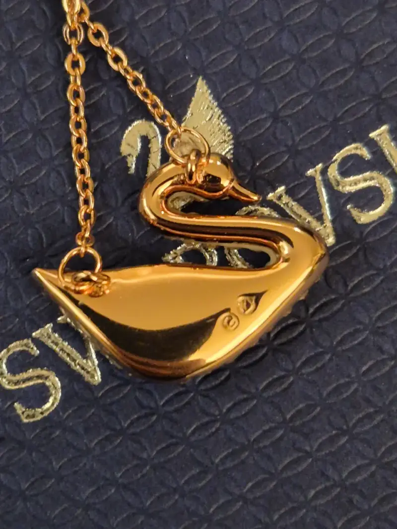 Collar Swarovski con colgante de cisne dorado - 4