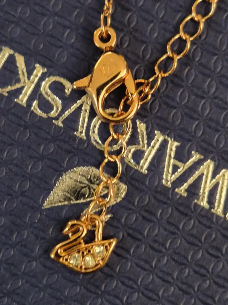 Collar Swarovski con colgante de cisne dorado - 5