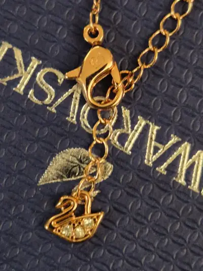 Collar Swarovski con colgante de cisne dorado - miniatura 5