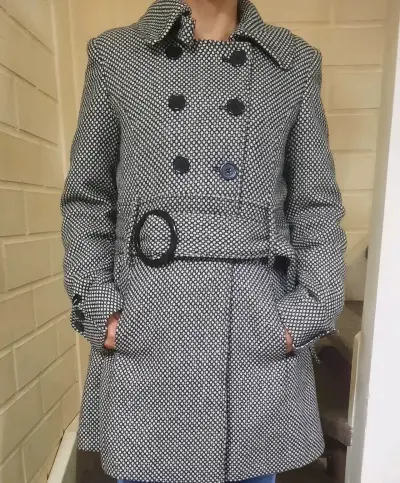 Abrigo de mujer con diseño de puntos y cinturón - miniatura 1