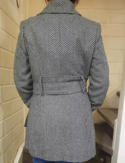 Abrigo de mujer con diseño de puntos y cinturón - miniatura 2