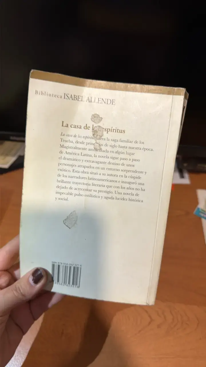 Libro 'La casa de los espíritus' de Isabel Allende - 2