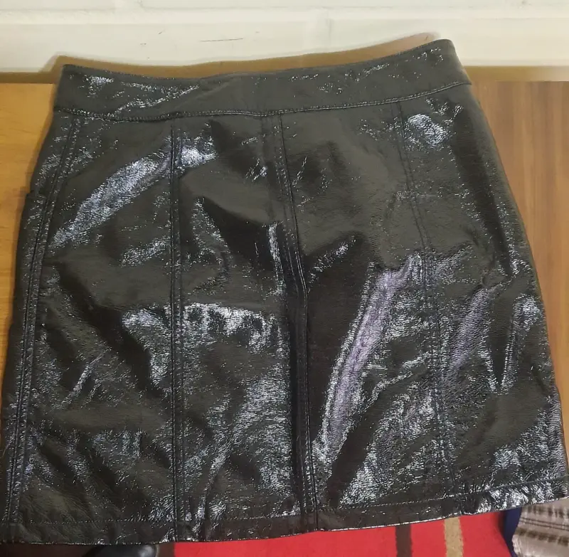 Falda negra de charol con ojales Americano - 2