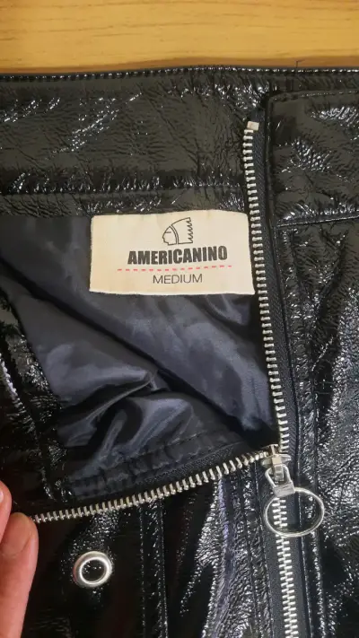 Falda negra de charol con ojales Americano - miniatura 3