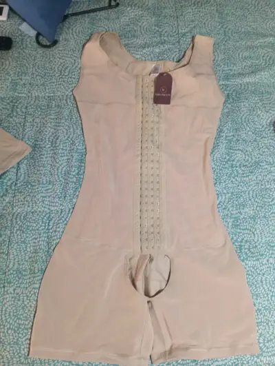 Faja moldeadora beige con cierre frontal - miniatura 1