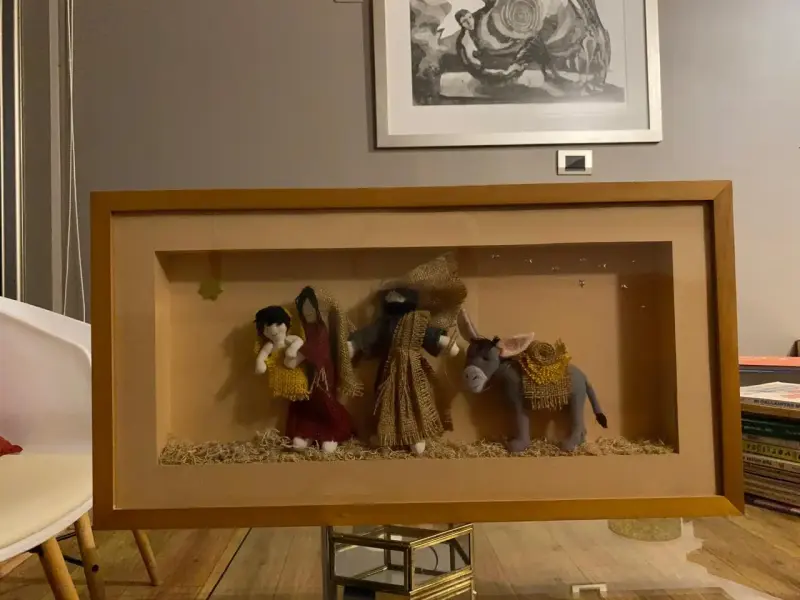 Pesebre artesanal enmarcado con figuras de tela - 1