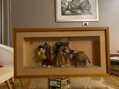 Pesebre artesanal enmarcado con figuras de tela - miniatura 1