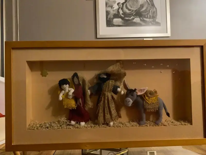 Pesebre artesanal enmarcado con figuras de tela - 2