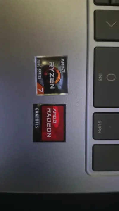 Laptop HP 15 con AMD Ryzen 7 - miniatura 3