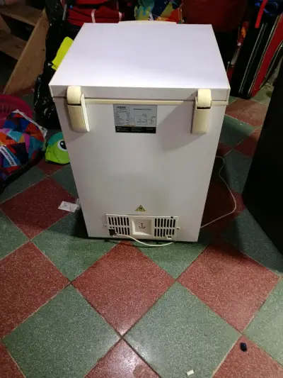 Congelador vertical pequeño con tapa superior - miniatura 3