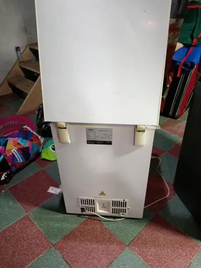 Congelador vertical pequeño con tapa superior - miniatura 4