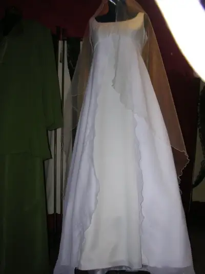 Vestido de novia blanco elegante de diseñador - miniatura 2