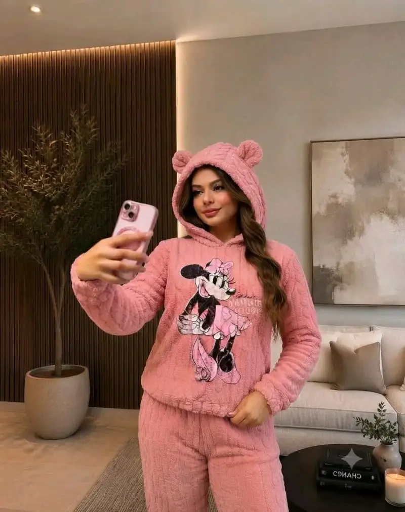 Pijama de felpa rosa con capucha y diseño disney