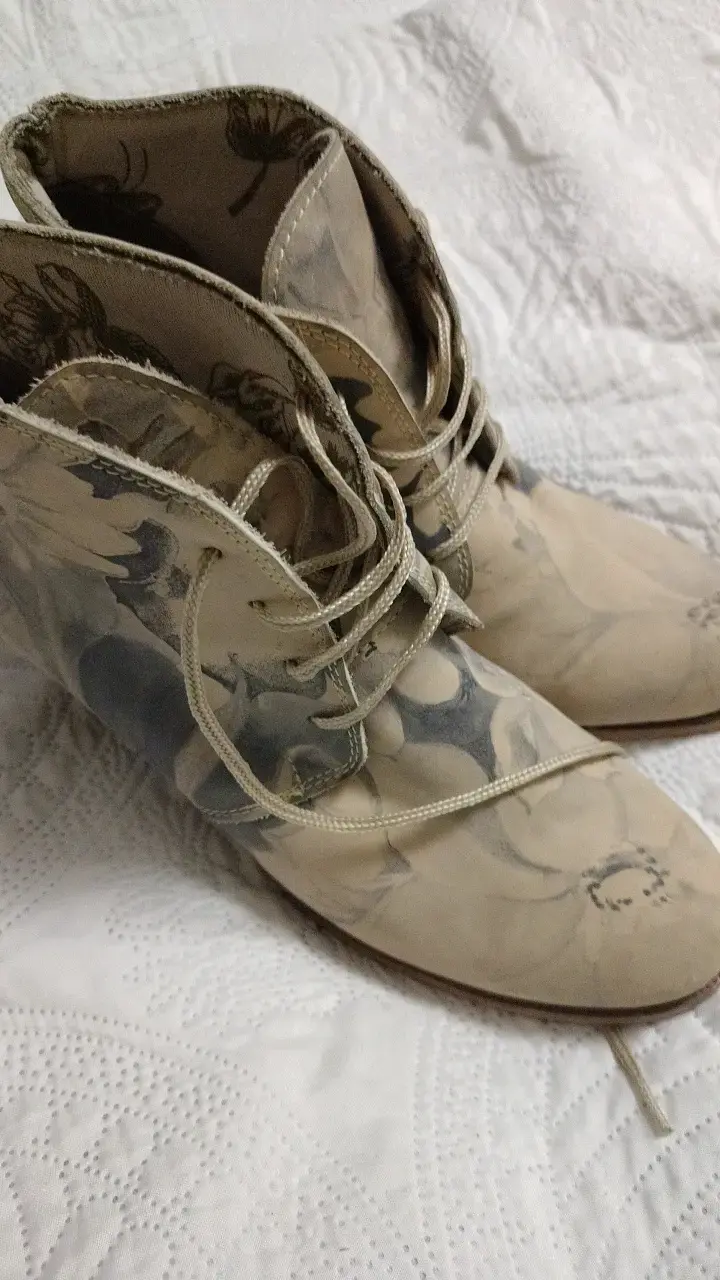Botines de tacón floral beige para mujer