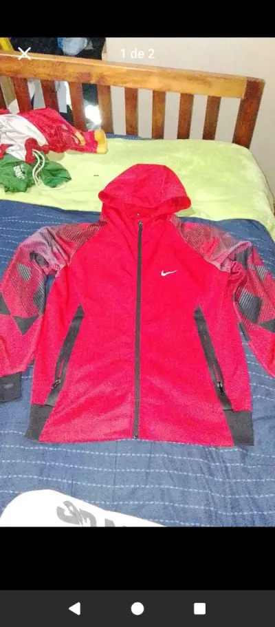 Chaqueta deportiva roja con capucha Nike - miniatura 1