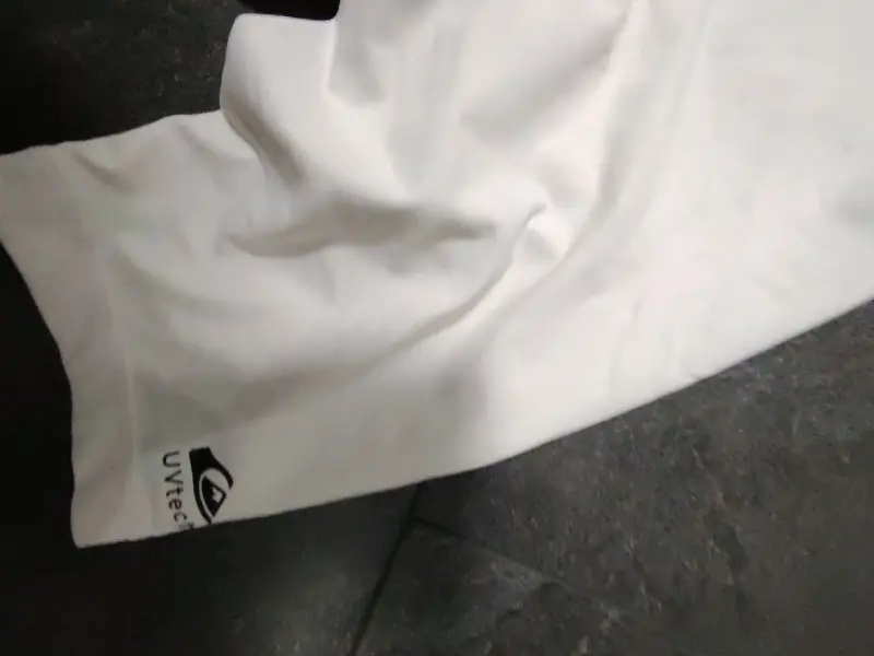 Polera blanca Quiksilver con diseño gráfico - 4