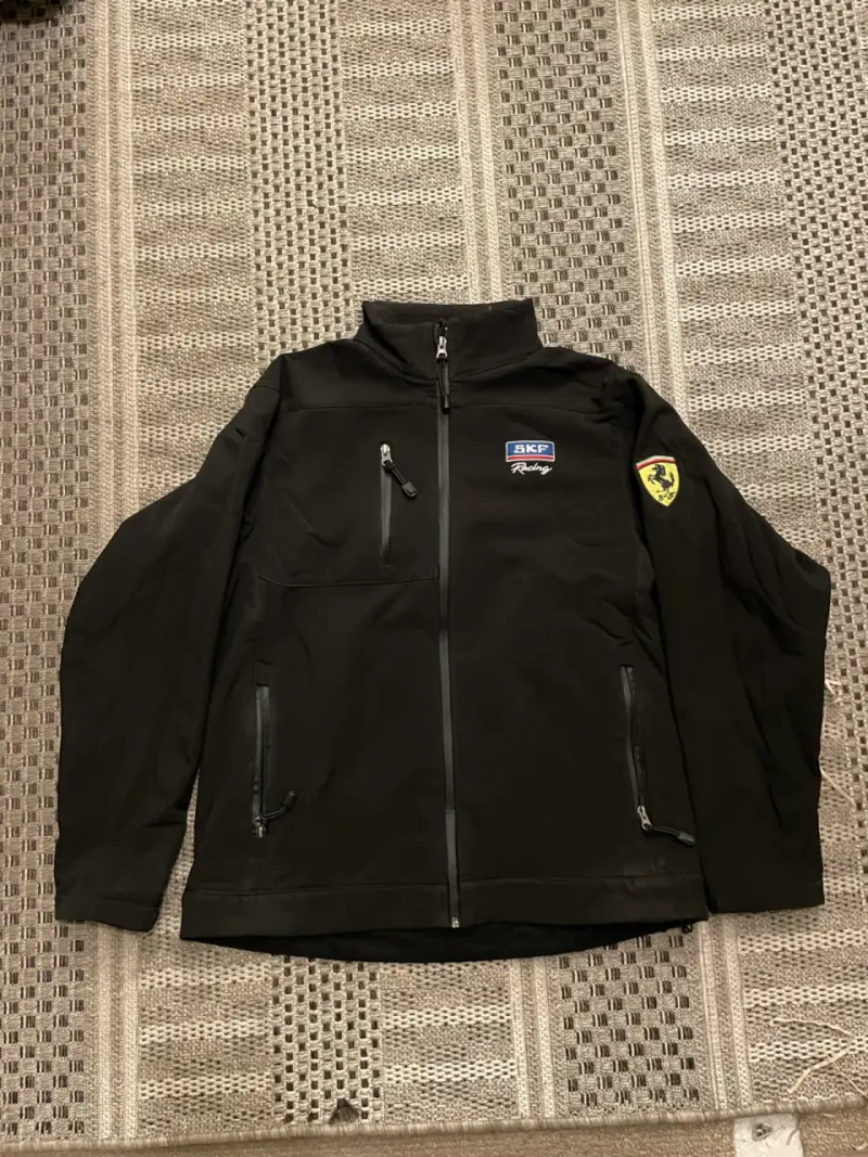 Chaqueta negra con logos de SKF y Ferrari - 1
