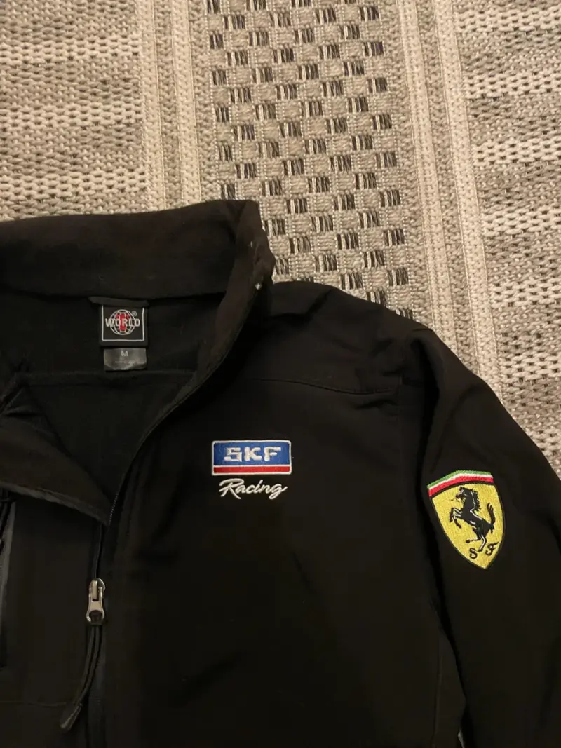 Chaqueta negra con logos de SKF y Ferrari - 2