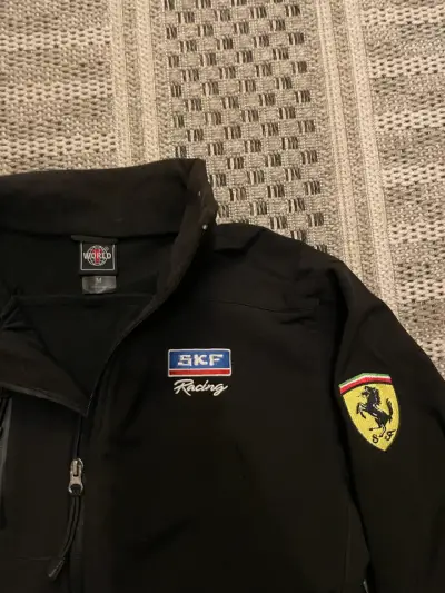Chaqueta negra con logos de SKF y Ferrari - miniatura 2