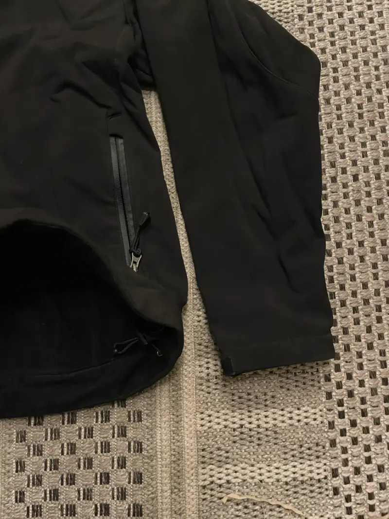 Chaqueta negra con logos de SKF y Ferrari - 3