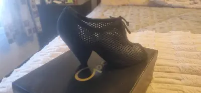 Zapatos de tacón negro con diseño calado - miniatura 1