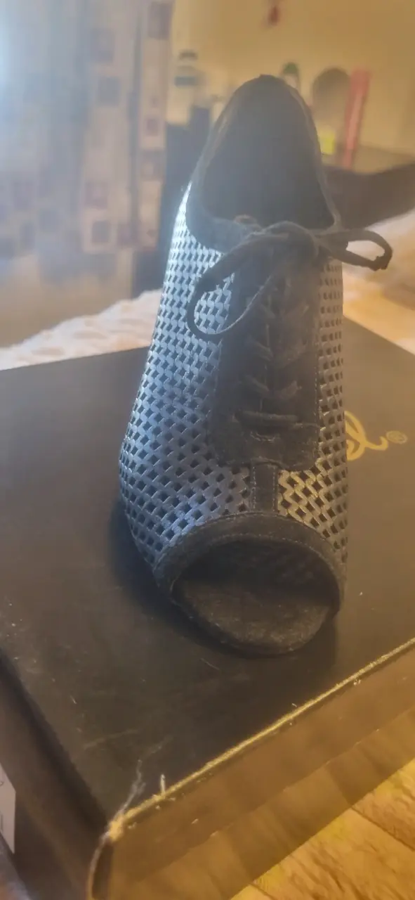 Zapatos de tacón negro con diseño calado - 2