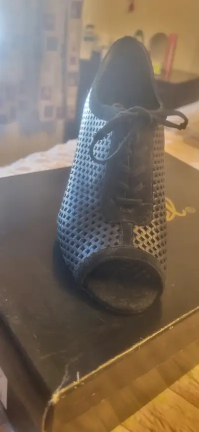 Zapatos de tacón negro con diseño calado - miniatura 2