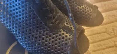 Zapatos de tacón negro con diseño calado - miniatura 3