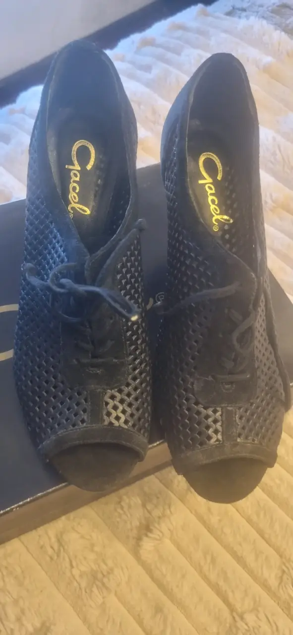 Zapatos de tacón negro con diseño calado - 4