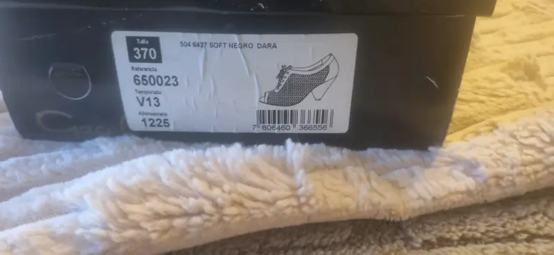 Zapatos de tacón negro con diseño calado - 5