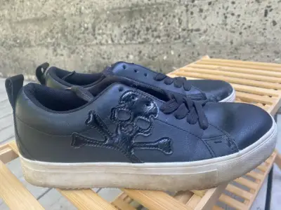 Zapatillas negras con diseño de calavera Basement - miniatura 2